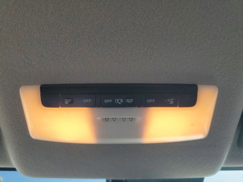 Used 2025 Nissan Versa SV image 28