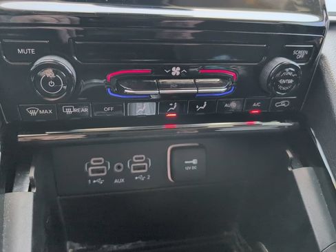 Used 2023 Jeep Grand Cherokee Laredo RWD image 19