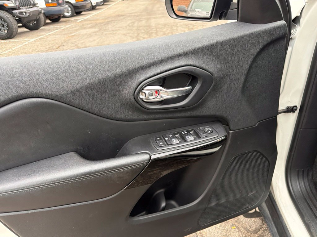 Used 2019 Jeep Cherokee Latitude w/ Cold Weather Group AWD/4WD image 10