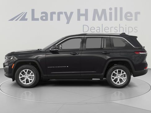 Used 2023 Jeep Grand Cherokee Altitude AWD/4WD image 3