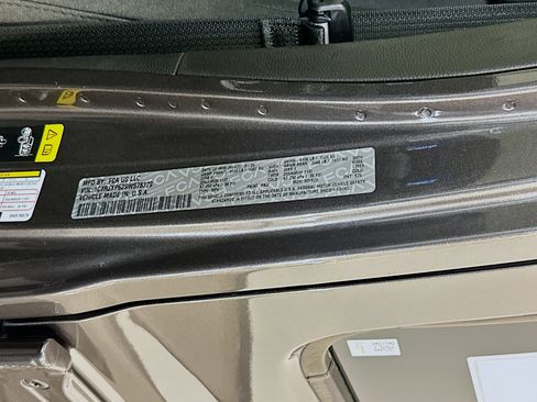 Used 2025 Jeep Wrangler Sahara image 12