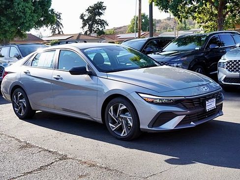 Used 2025 Hyundai Elantra Sport FWD image 6