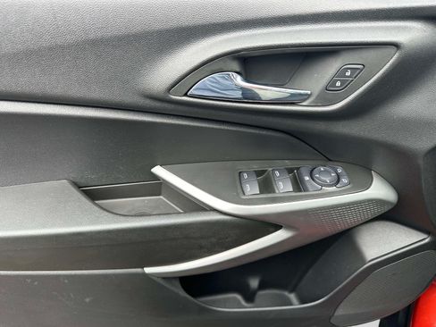 Used 2024 Chevrolet Trax RS w/ Sunroof Package FWD image 15