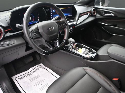 Used 2025 Chevrolet Trax RS w/ Sunroof Package FWD image 2