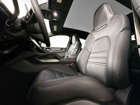 New 2025 Porsche Cayenne Turbo image 5