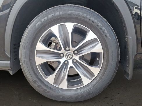 Used 2021 Toyota Highlander XLE image 9