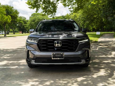 Used 2025 Honda Pilot Elite image 3