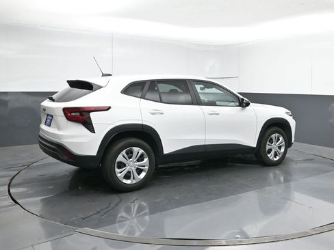 Used 2025 Chevrolet Trax LS image 5