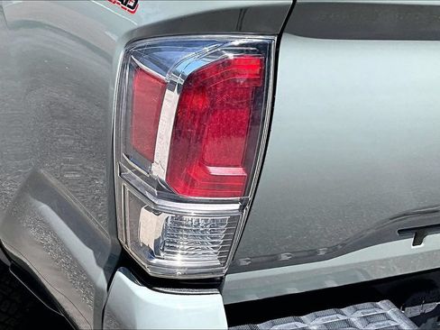 Used 2022 Toyota Tacoma TRD Off-Road w/ Technology Package AWD/4WD image 20