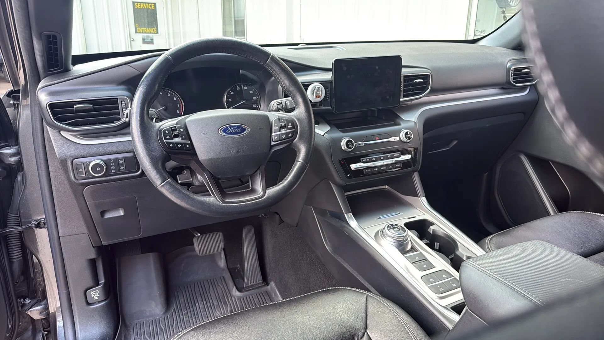 Used 2020 Ford Explorer XLT w/ Equipment Group 202A RWD image 16