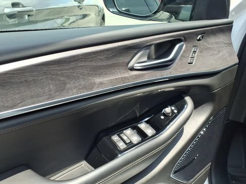 Used 2023 Jeep Grand Cherokee L Overland w/ Luxury Tech Group IV AWD/4WD image 13