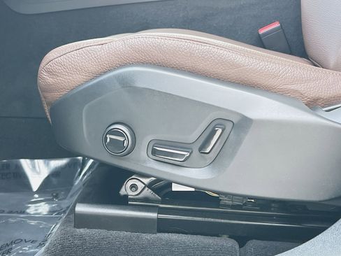 Certified 2023 Volvo XC60 B5 Plus w/ Climate Package image 14