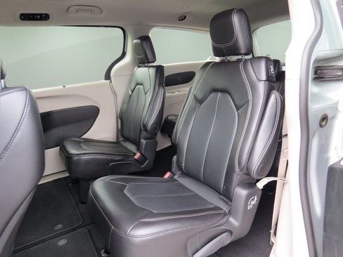 Used 2024 Chrysler Pacifica Touring-L FWD image 15