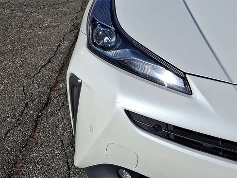 Used 2019 Toyota Prius LE image 10