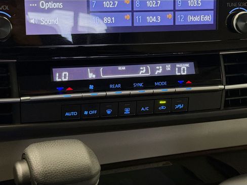 Used 2024 Toyota Sienna LE w/ LE Plus Package FWD image 10