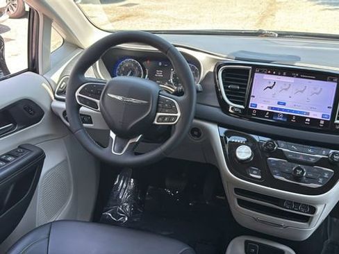 Used 2024 Chrysler Pacifica Touring-L image 14