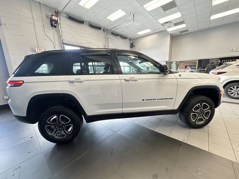 Used 2023 Jeep Grand Cherokee Trailhawk image 11