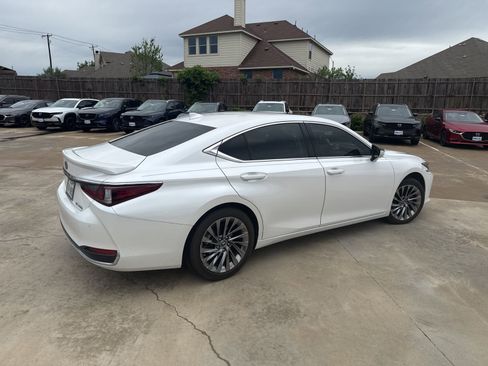 Used 2024 Lexus ES 300h w/ Technology Package image 10