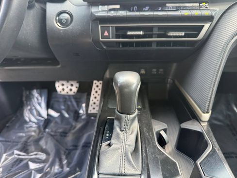Used 2025 Toyota Camry SE FWD image 11
