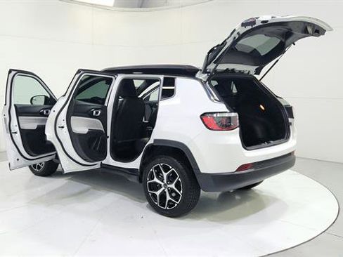 Used 2025 Jeep Compass Limited image 31