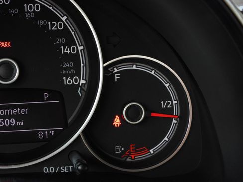 Used 2019 Volkswagen Beetle 2.0T SE FWD image 56