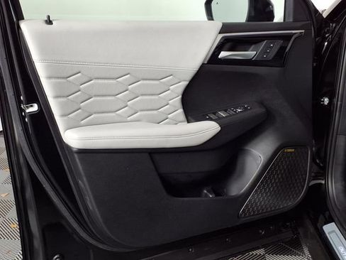 Used 2025 Mitsubishi Outlander AWD image 21