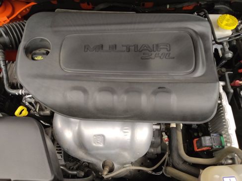 Used 2021 Jeep Cherokee Latitude Plus AWD/4WD image 30