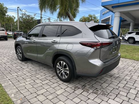 Used 2025 Toyota Highlander XLE FWD image 6