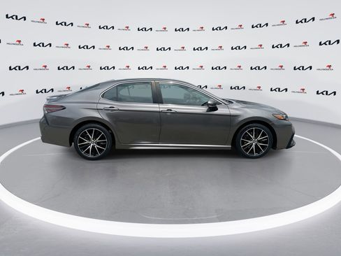 Used 2022 Toyota Camry SE FWD image 9