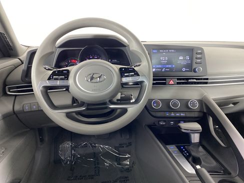Used 2021 Hyundai Elantra SE FWD image 19