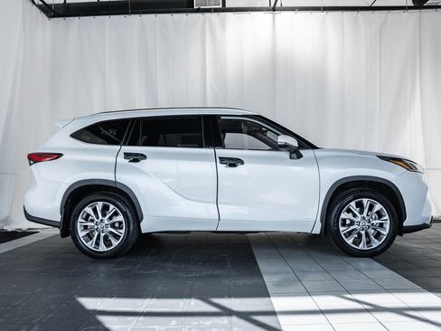 Used 2023 Toyota Highlander Limited image 3
