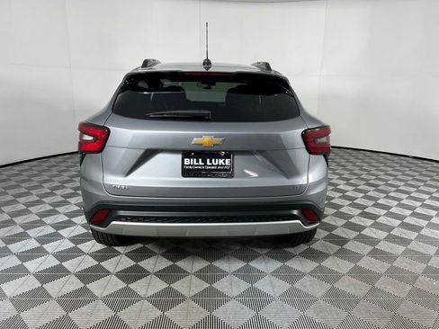 Used 2025 Chevrolet Trax LT w/ LT Convenience Package image 8