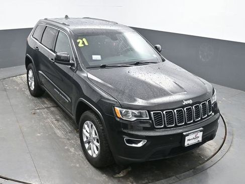 Used 2021 Jeep Grand Cherokee Laredo image 23