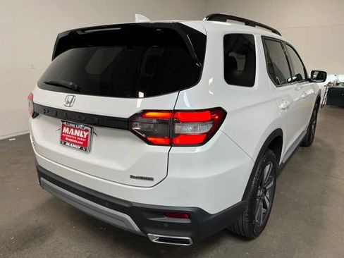 Used 2025 Honda Pilot Touring image 3