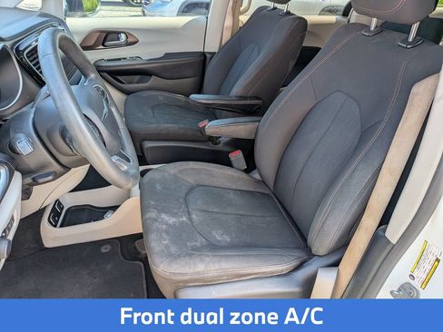 Used 2017 Chrysler Pacifica Touring w/ Tire & Wheel Group FWD image 15
