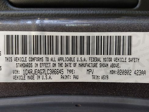 Used 2020 Jeep Grand Cherokee Laredo w/ 18" Wheel & 8.4" Radio Group RWD image 33