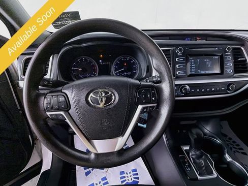 Used 2019 Toyota Highlander LE AWD/4WD image 11