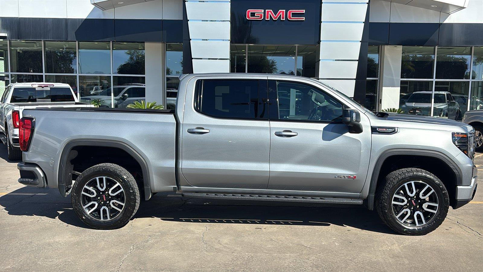 Used 2023 GMC Sierra 1500 AT4 w/ AT4 Premium Package AWD/4WD image 9