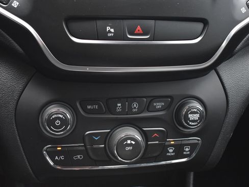 Used 2019 Jeep Cherokee Latitude Plus FWD image 12