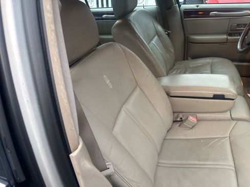 Used 2005 Lincoln Town Car Signature Limited image 26