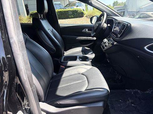 Used 2025 Chrysler Pacifica Select FWD image 19