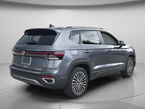 Certified 2026 Volkswagen Taos SE w/ Panoramic Sunroof Package FWD image 7