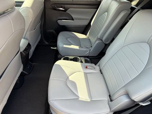 Used 2021 Toyota Highlander XLE FWD image 20