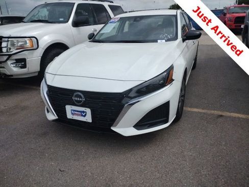Used 2025 Nissan Altima 2.5 SV FWD image 1