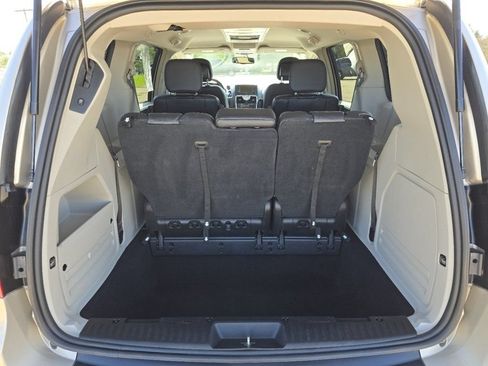 Used 2016 Chrysler Town & Country Touring FWD image 21