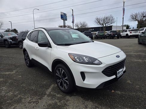 Used 2022 Ford Escape SE w/ SE Sport Appearance Package image 3