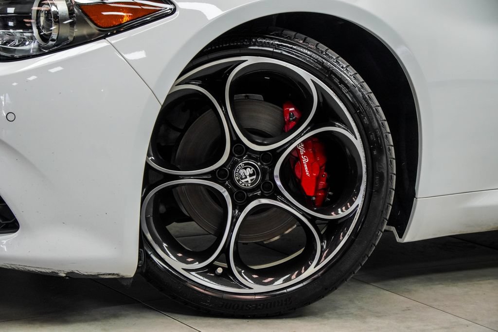 Used 2023 Alfa Romeo Giulia Veloce RWD image 5