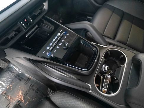 Certified 2025 Porsche Cayenne AWD/4WD image 25