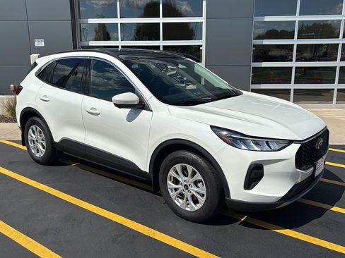 Used 2023 Ford Escape Active w/ Tech Pack #2 AWD/4WD image 2