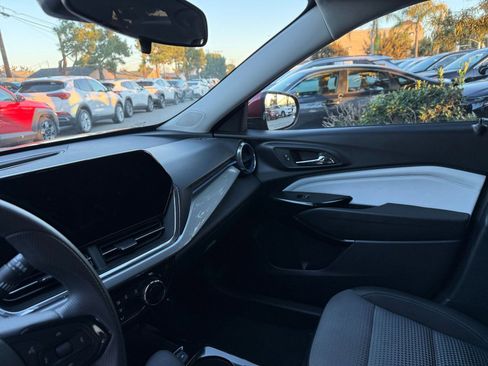 Used 2025 Chevrolet Trax LT image 33